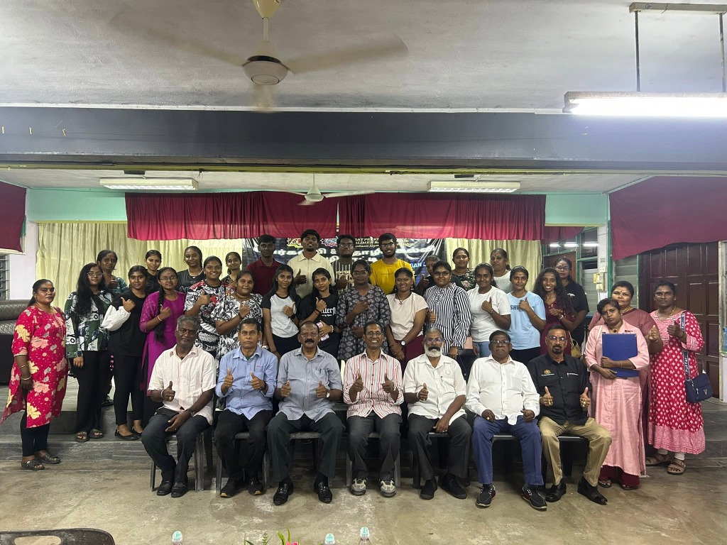 Persatuan Jaya Diri volunteer educators, community leaders, and students gathered at a community education initiative